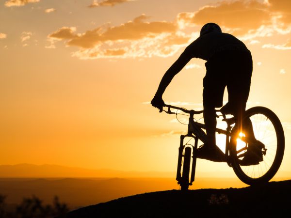 Dlaczego kolarstwo górskie jest sportem wybieranym przez miłośników przygód?